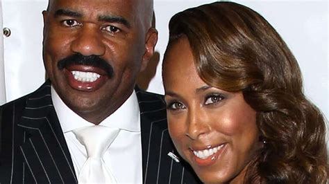 Steve Harveys fans gush over Family Feud hosts holiday photo。